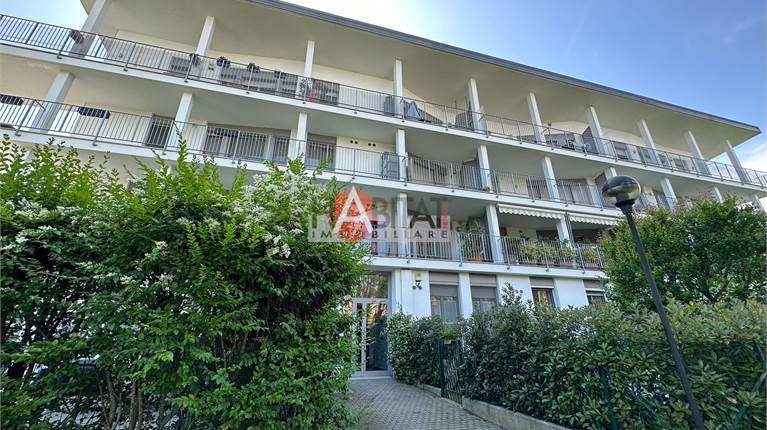 Via S. Pertini - ampio 3 locali con box e giardino
