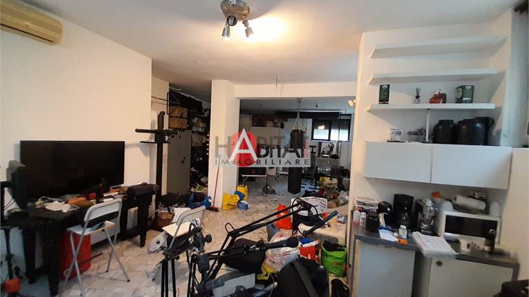 Ad.ze Piazza Frattini, ampio laboratorio
