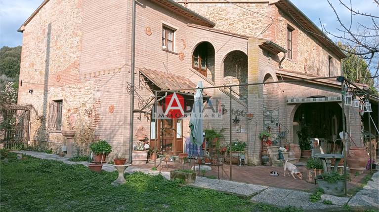 Riparbella (PI) - Casale toscano 