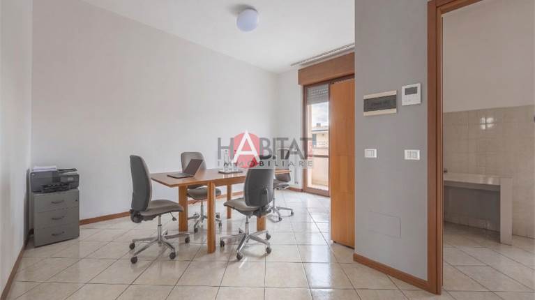 Ufficio con laboratorio e area privata 